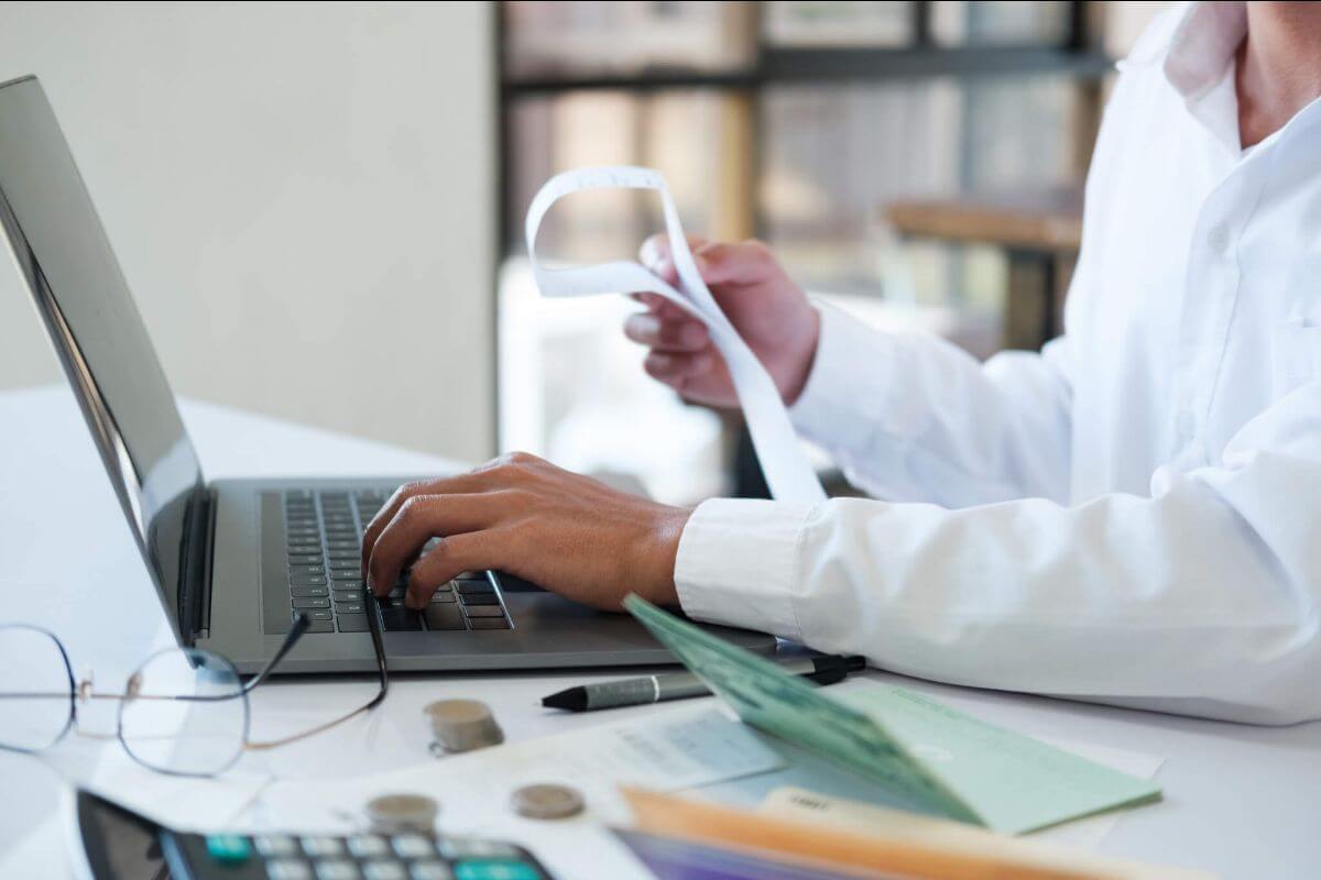 Limited company director reviewing allowable business expenses in the UK, including office costs, travel, and professional expenses, highlighting HMRC tax-deductible rules for limited companies.